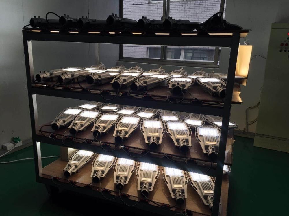 95% Transmittance Intelligent Solar Street Light 50000hrs Lifespan 5 Years Warranty